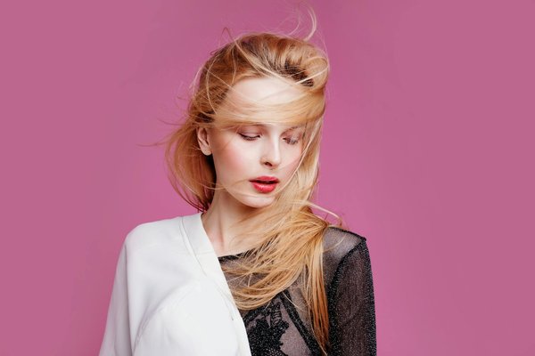 Embrace regal style: key accessories for captivating duchess-inspired looks in british fashion