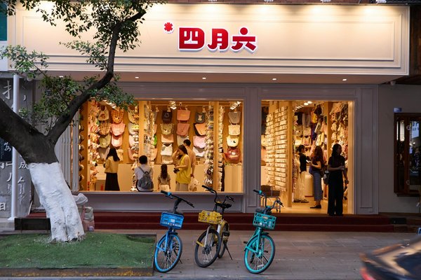 Transform your posture: top stretching routines for office workers to relieve tension